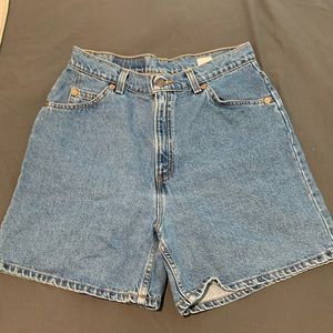 VINTAGE Levi’s high waisted mom shorts